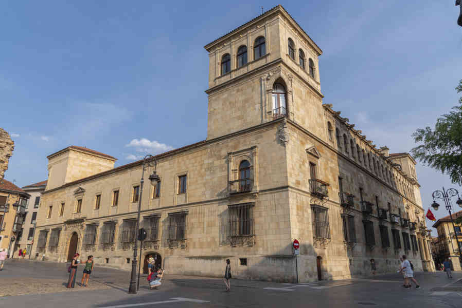León 020 - palacio de los Guzmanes - Diputación Provincial.jpg
